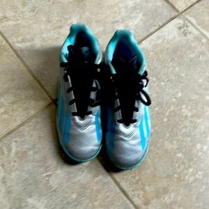 EUC Adidas Messi girls soccer cleats size 4